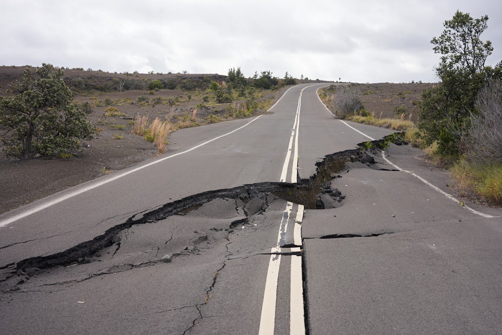 Durch den Vulkanausbruch von Kīlauea beschädigte Asphaltstraße und Einsturz der Caldera mit nachfolgendem Erdbeben...