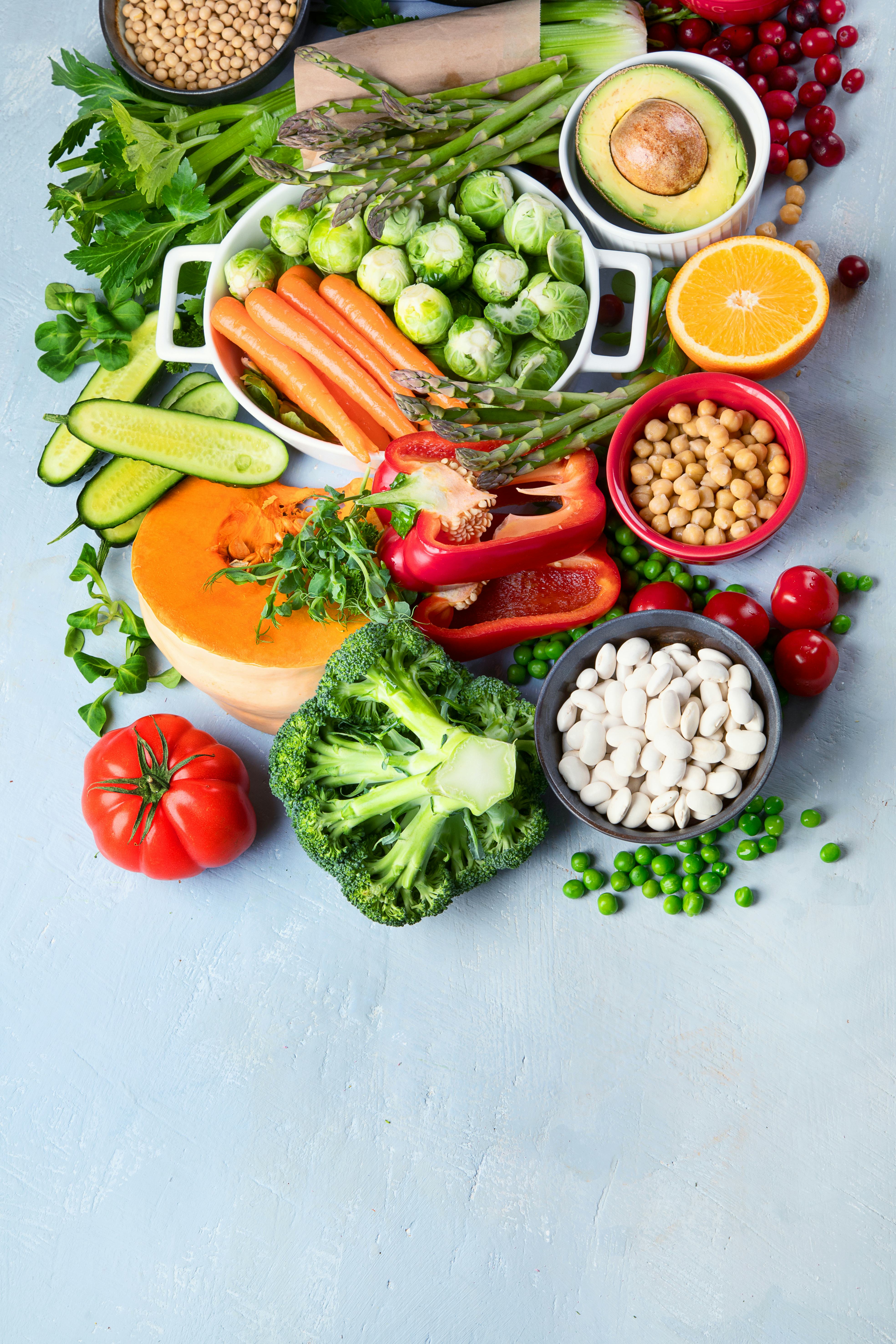 生而健康的植物性食物，包括红辣椒、鹰嘴豆和胡萝卜。