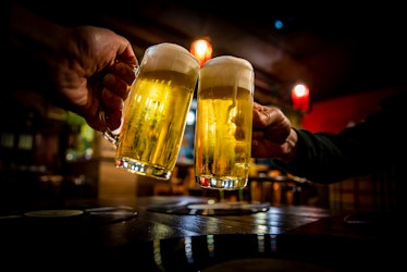 两杯啤酒。啤酒眼镜无比的酒吧或酒吧