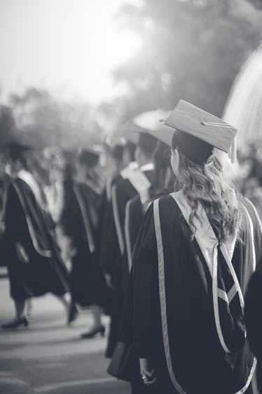 大学毕业生在大学毕业典礼上排队领取学位证书的背影。Th……