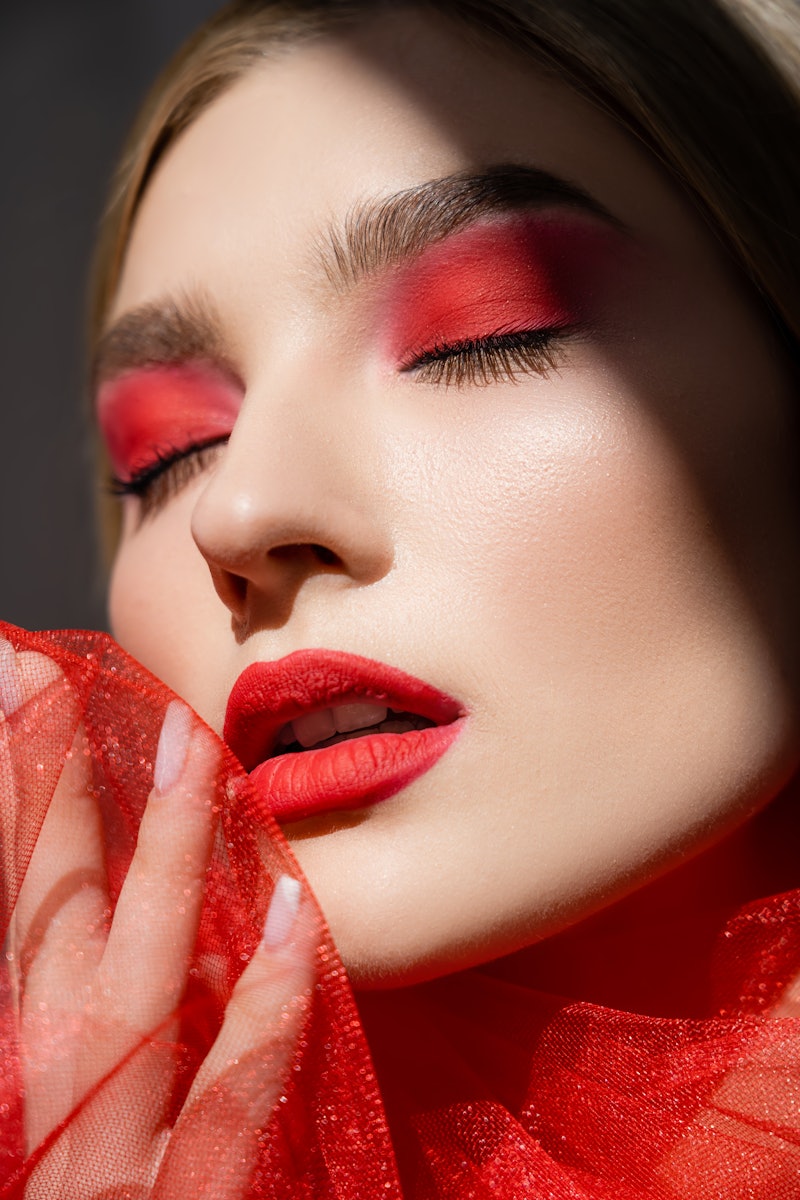 These fall 2022 makeup trends — from Y2K face gems to graphic eyeliner — are going to be everywhere ...