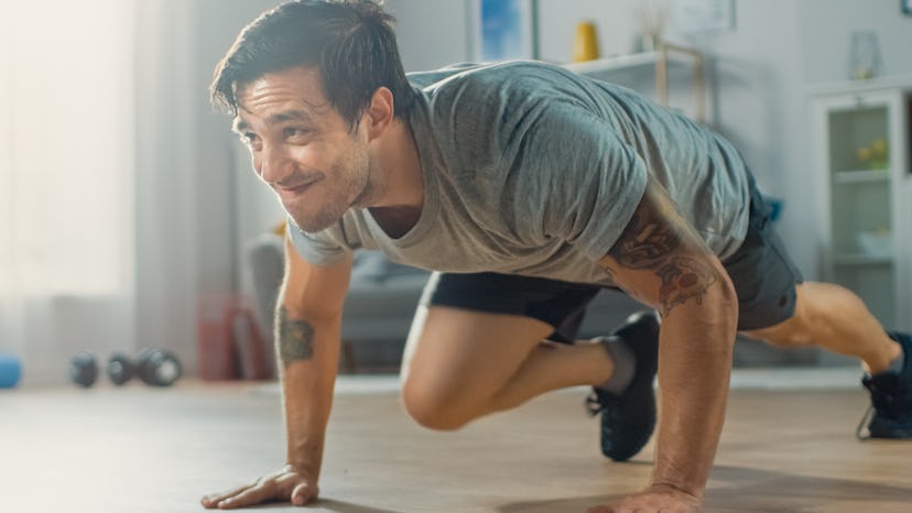 A man doing mountain climbers at home