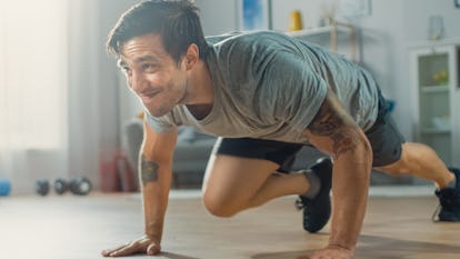 Bestes Körpergewichtstraining für Muskelaufbau 5 Ein Mann macht Bergsteiger zu Hause.