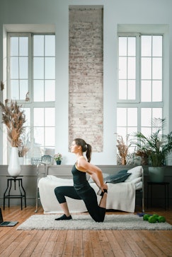 8 Pilates Mat Exercises For Your Dorm Or Apartment, According To An  Instructor