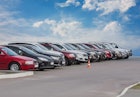 一排汽车在停车场出售。