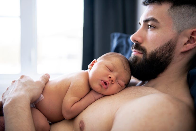 father lay on bed with his newborn baby son lying in, when does a baby recognize father?