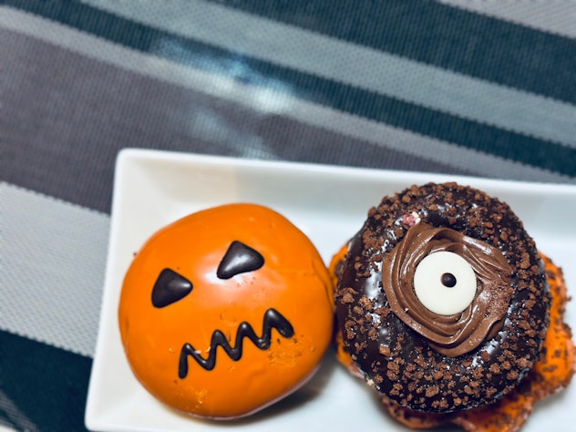 Halloween desserts, donuts. The bottom is line decorative cloth.