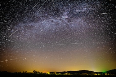Estrellas fugaces durante las Lyrids de abril de 2020 (23 de abril).  Composición de estrellas fugaces durante un período...