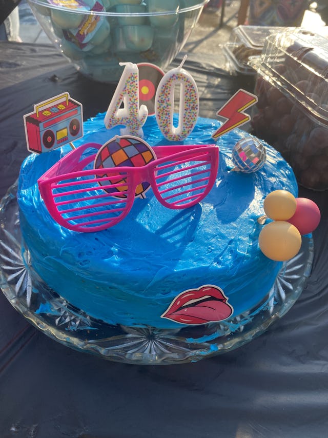 An 90s theme 40th birthday cake.