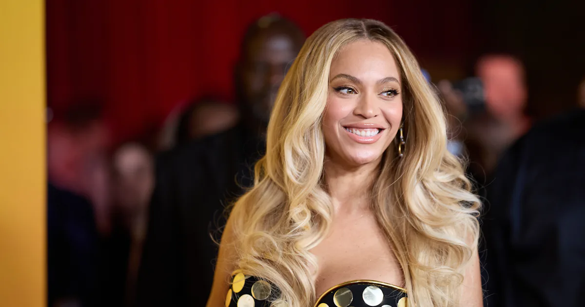 23 Years Ago, Beyoncé Bared Her Cleavage For
