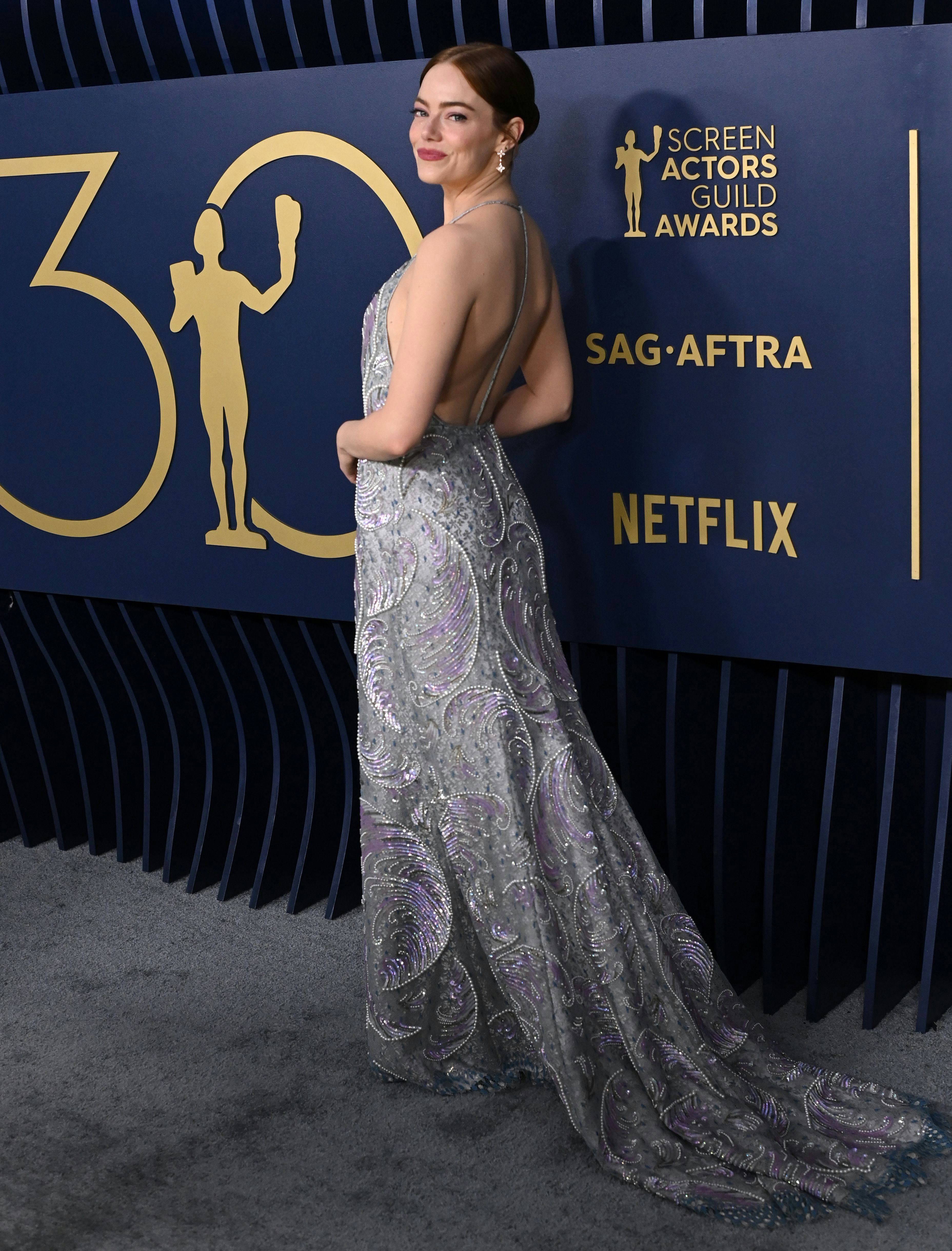 Emma Stone Shuts Down The 2024 SAG Awards In a Pearly Backless Gown(01)