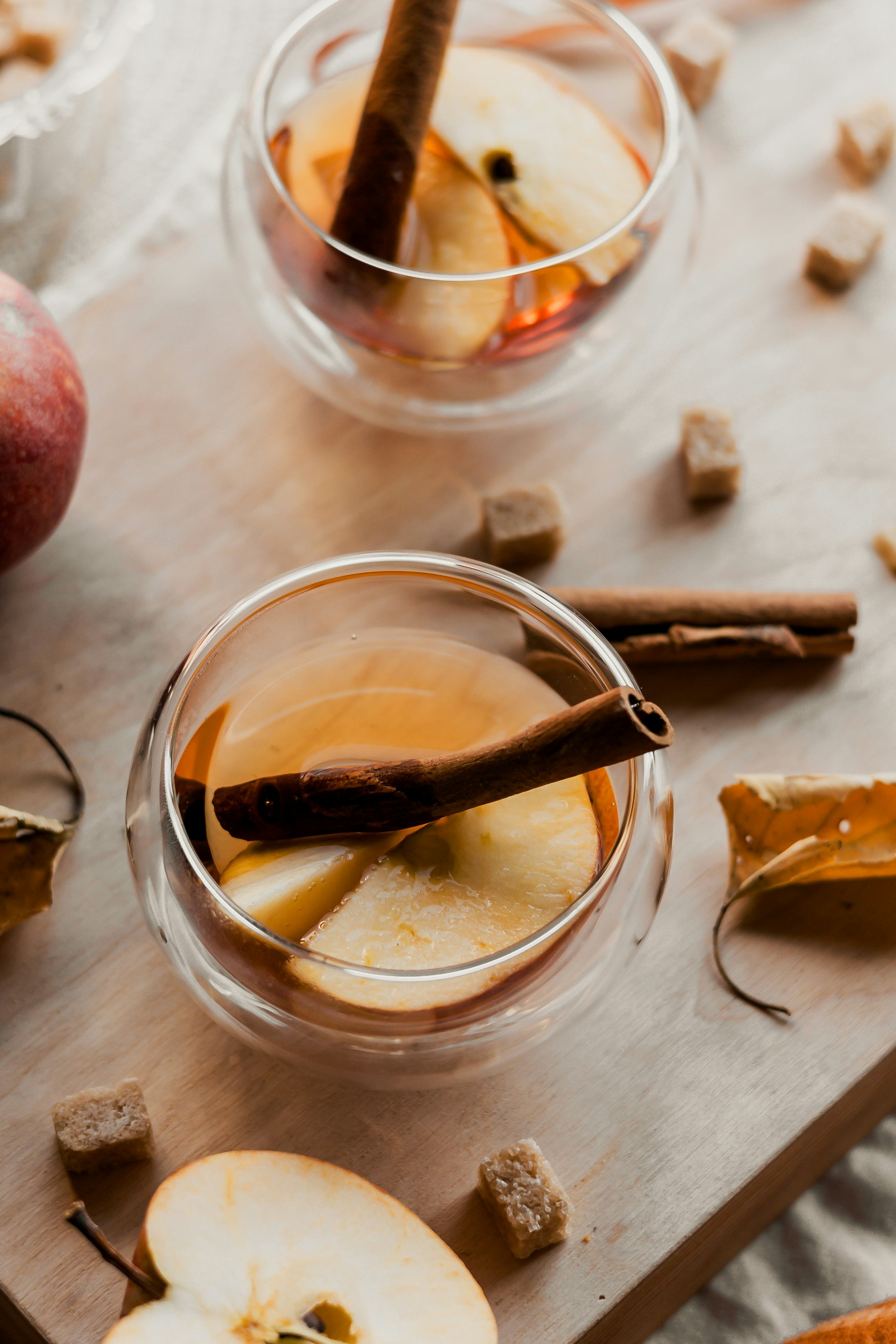 cocktails with apple slices and cinnamon