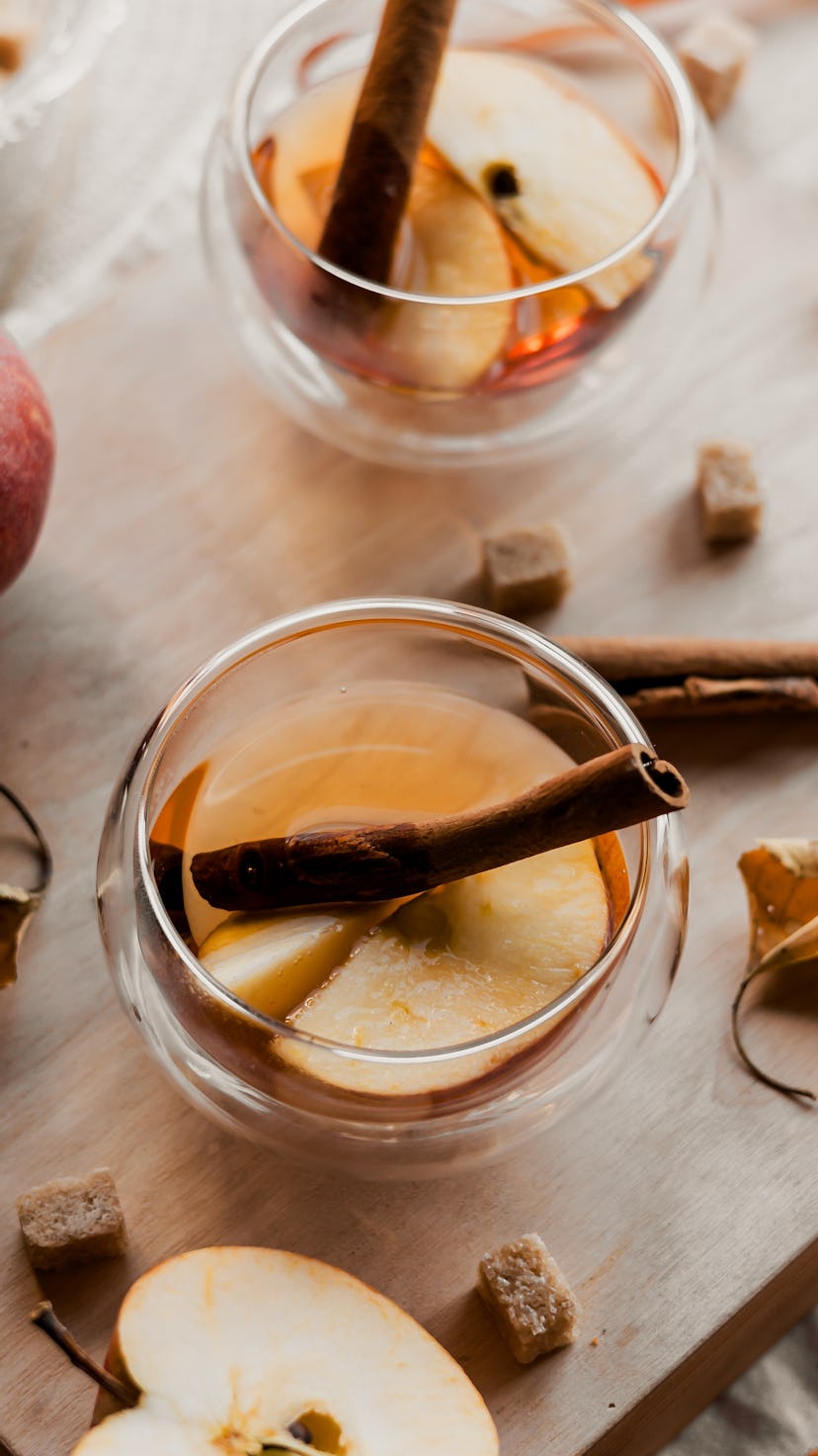 cocktails with apple slices and cinnamon