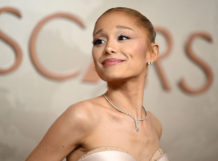 Ariana Grande's fans noticed a heartbreaking details hinting at Dalton Gomez divorce in her "Hampste...