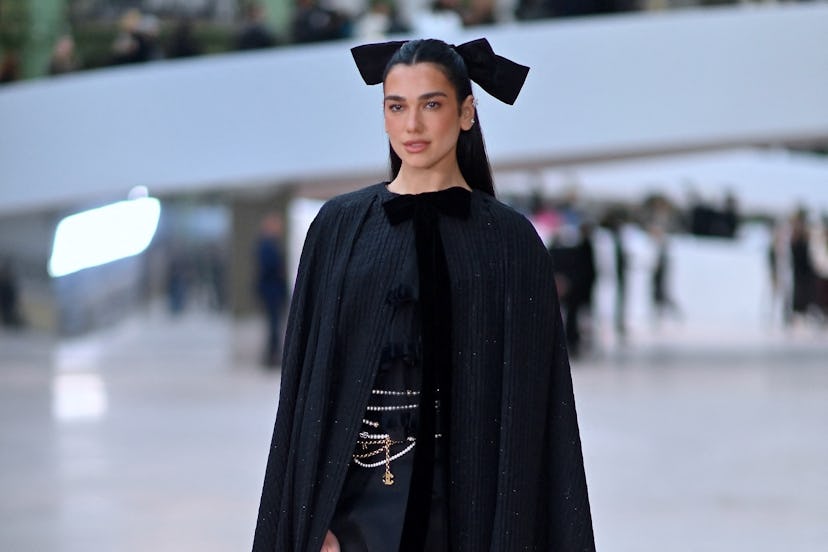 Дженни и вторая Липа обнимают неуклюжи о своей песне "Ручки."