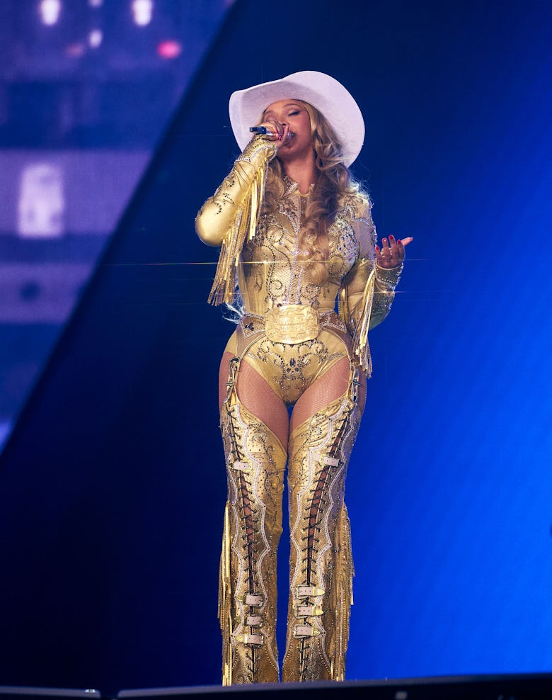 The rain delay in Chicago could not dampen the power of Beyoncé in performance. Grammy's most winnin...
