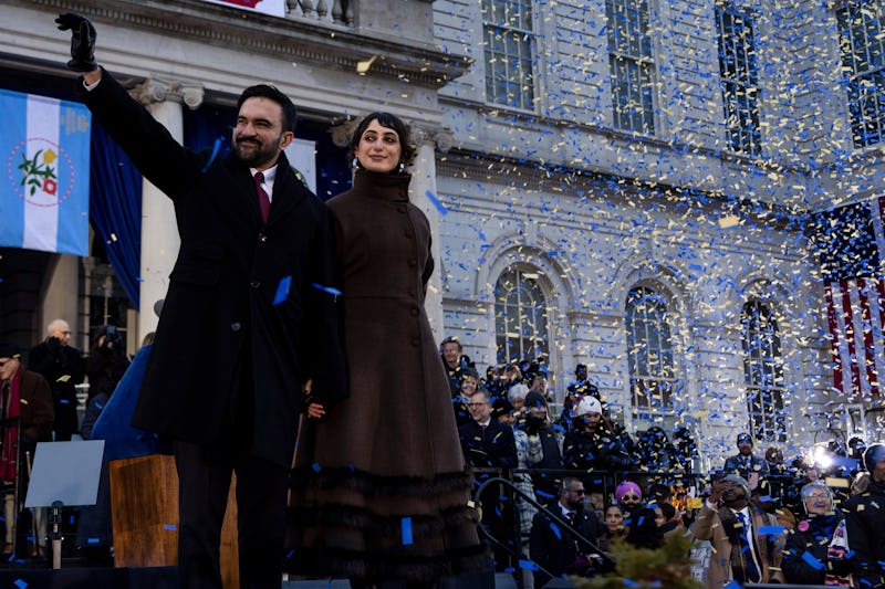 ЗОХРАН МАМДАНИ (слева) и его жена РАМА ДУВАДЖИ (справа) делятся моментами на церемонии инаугурации в Сити...
