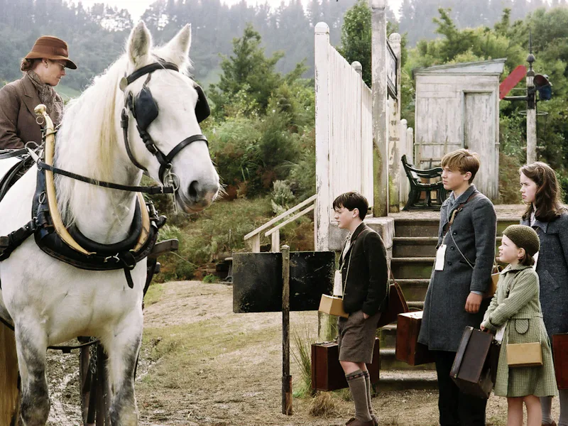 Elizabeth Hawthorne, Skandar Keynes, William Moseley, Georgie Henley, Anna Popplewell