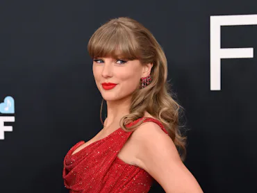 Taylor Swift's "Pink Clouding" lyrics led to a theory about Tom Hiddleston.