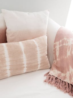 Pink Tie Dye Throw Blanket: additional image