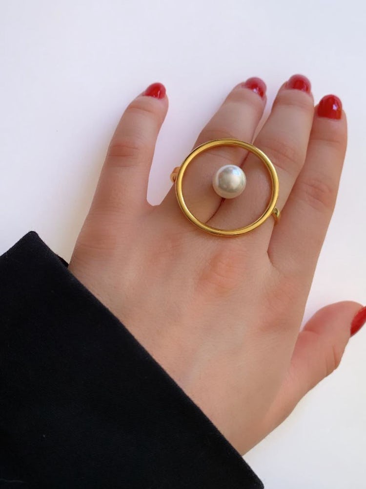 Double Finger Hoop Ring w/ Pearl Center: additional image