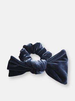 Velvet Bow Scrunchie: additional image