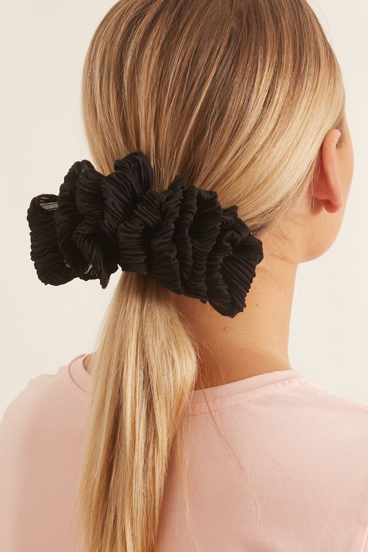 Tavi Ruffle Hair Clip in Black: additional image