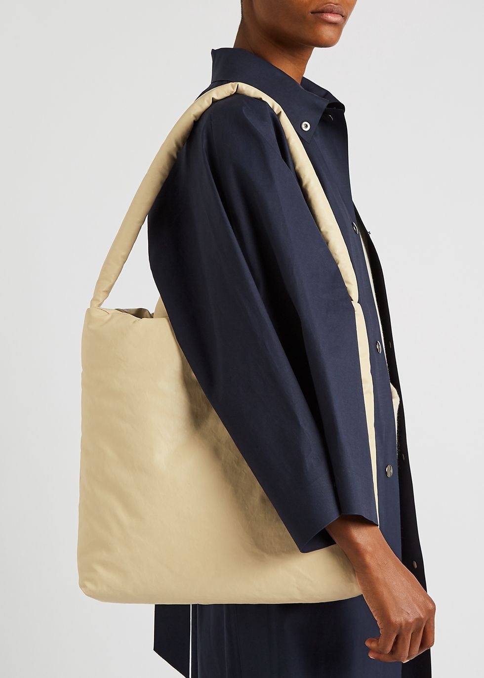 Oil medium sand padded coated tote: image 1