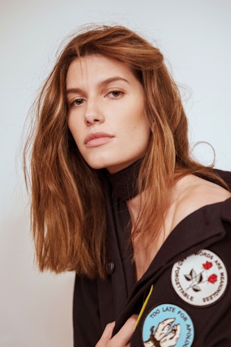 Rose Gilroy, Rene Russo’s Daughter, Is Giving Modeling a Go (Just Like Mom)