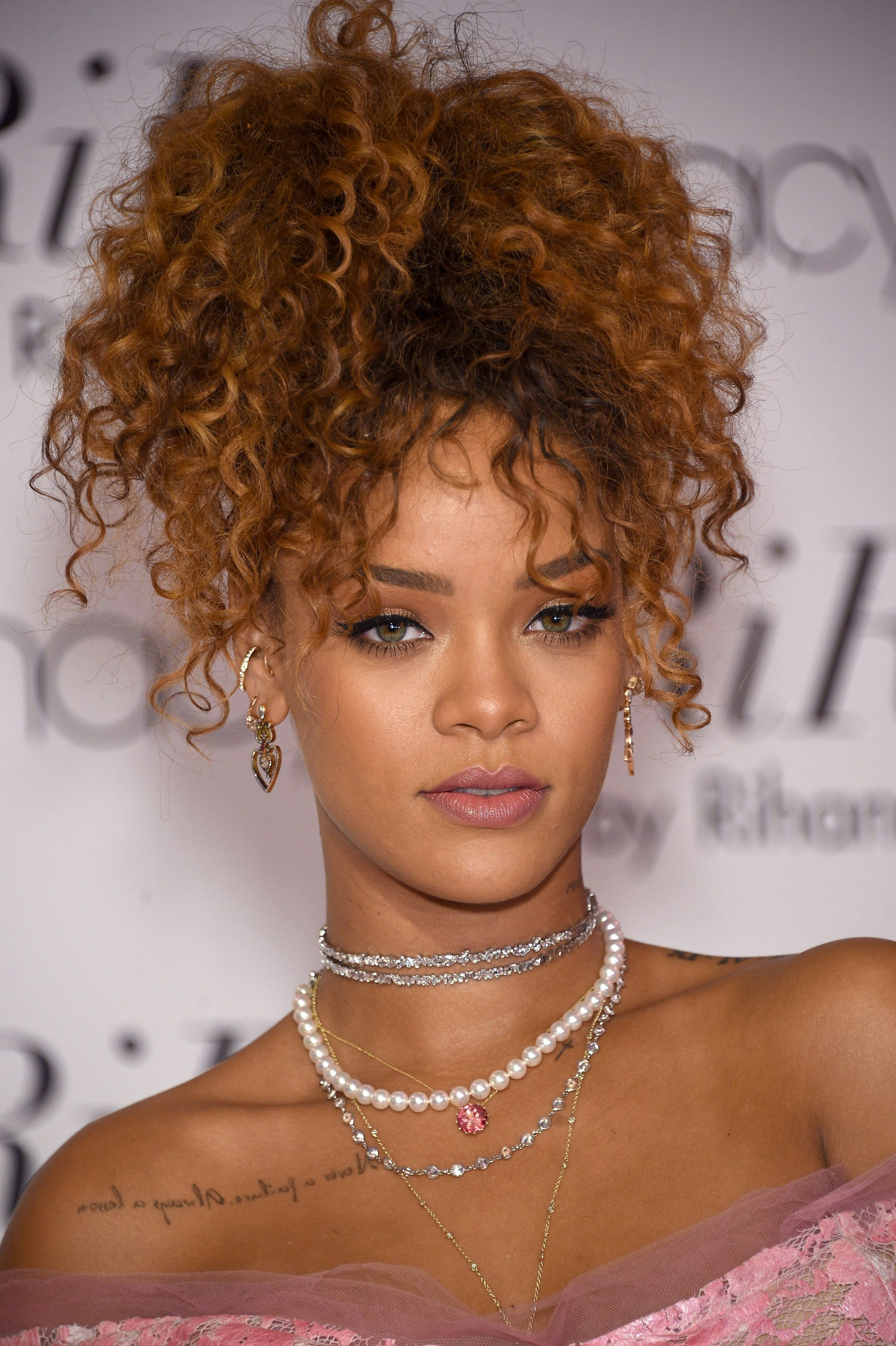 Rihanna Sueño Peluca de pelo larga suelta Curl Pop Star 70s 80s 90s 00s  Rock Vestido de fantasía envío mundial con pagos seguros Dale más opciones  Envío asequible
