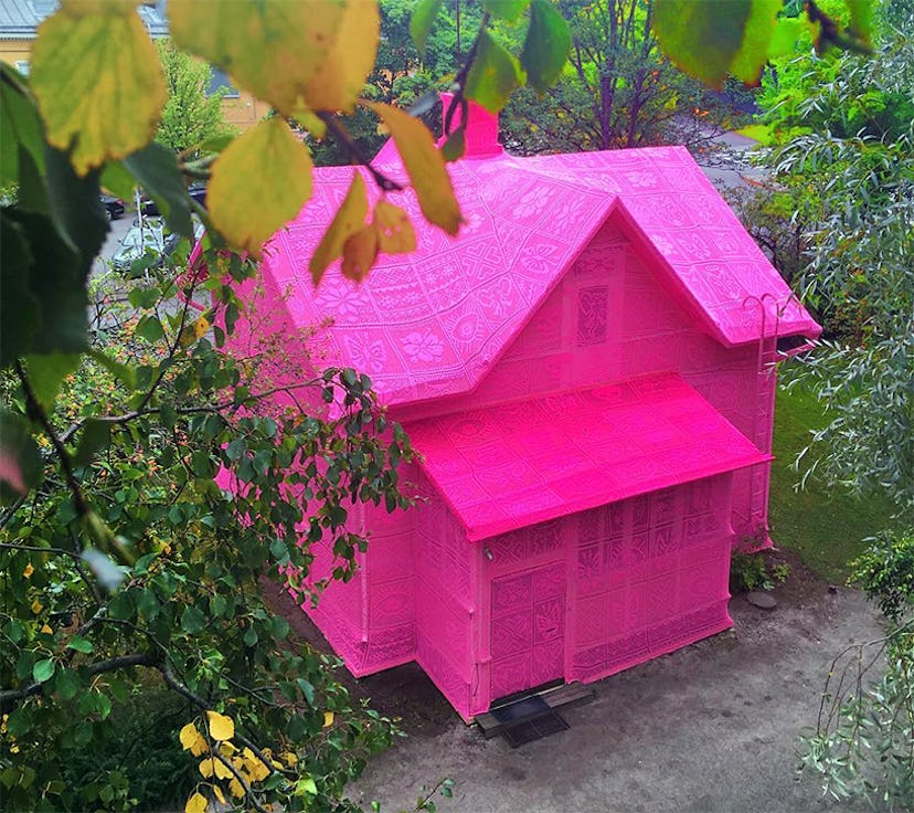 olek-pink-house-crochet-designboom-02.jpg