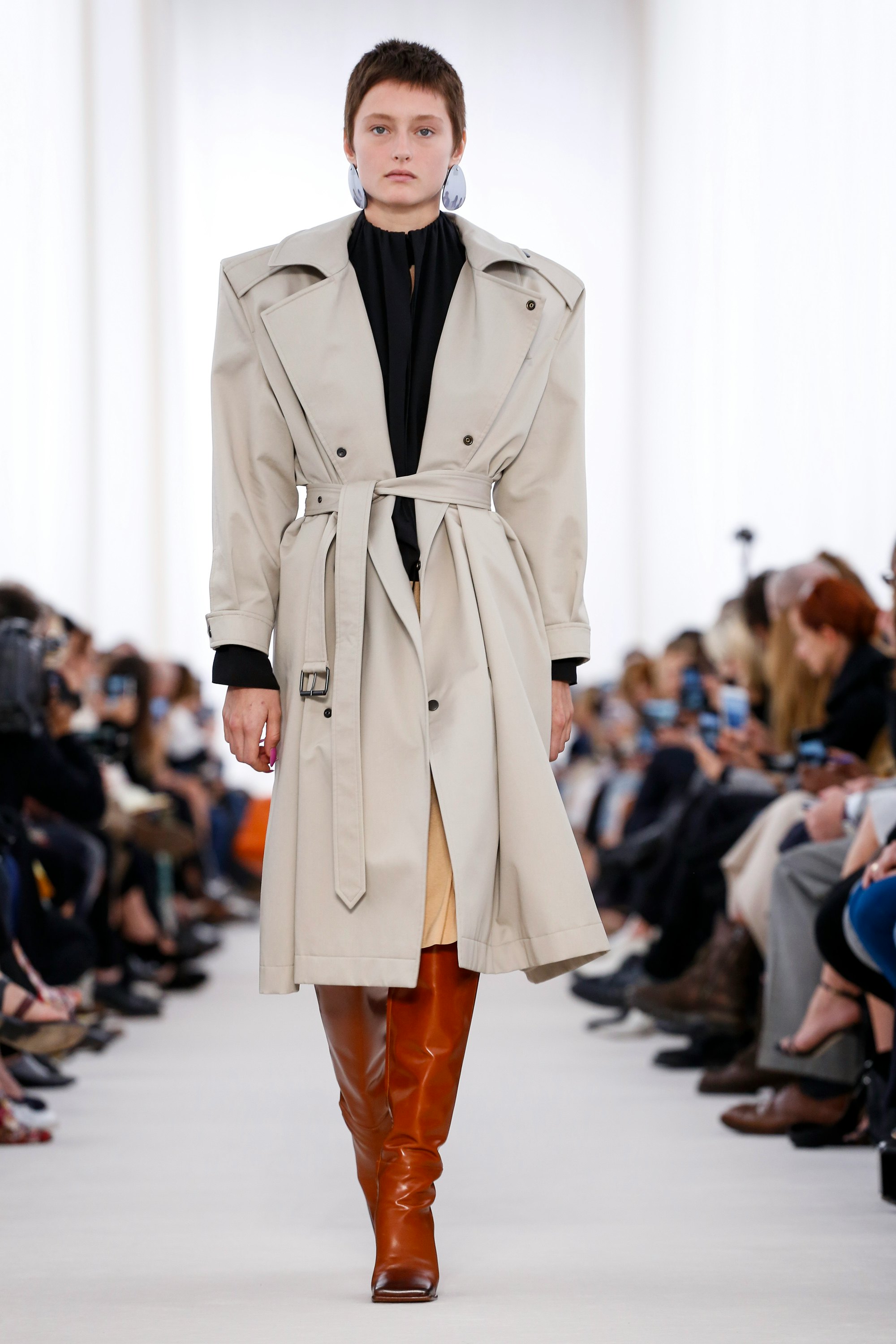 Karlie Kloss Keeps it Simple this Fall Season in a Burberry Trench Coat