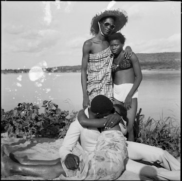Les Retrouvailles au bord du fleuve Niger, 1974 (c) Malick Sidibé. Courtesy Galerie MAGNIN-A, Paris...