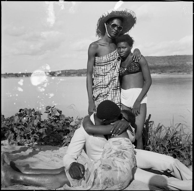 Les Retrouvailles au bord du fleuve Niger, 1974 (c) Malick Sidibé. Courtesy Galerie MAGNIN-A, Paris...