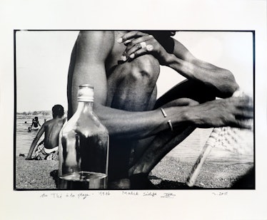 Malick Sidibé, Du thé à la plage., 1976, signed.jpg