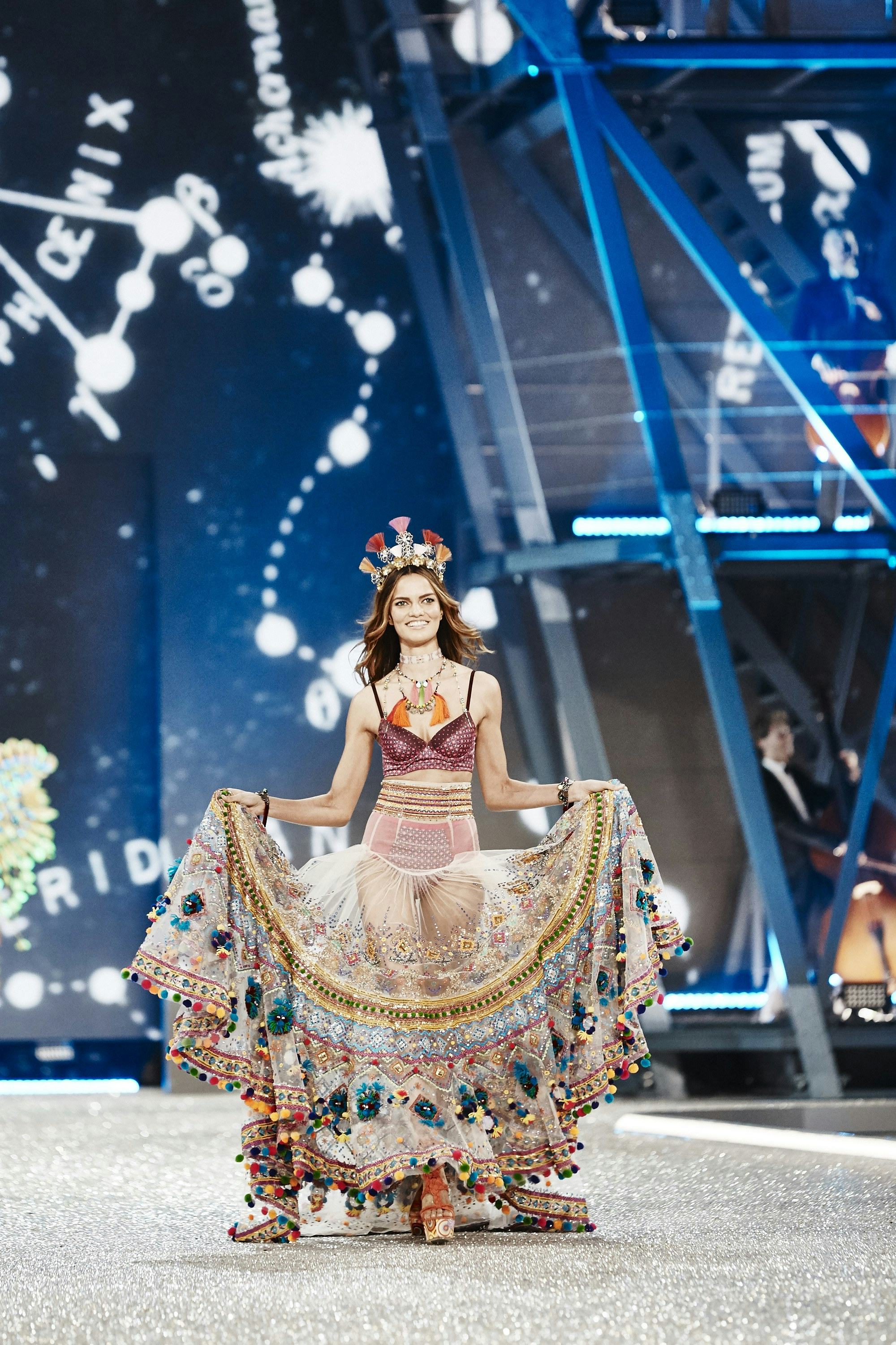 Victoria’s Secret (arlaine様) Victoria's Secret Fashion Show 2024 🪽💖 @lalalalisa_m