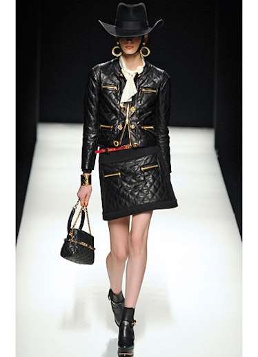 fass-moschino-fall-2012-runway-04-v.jpg