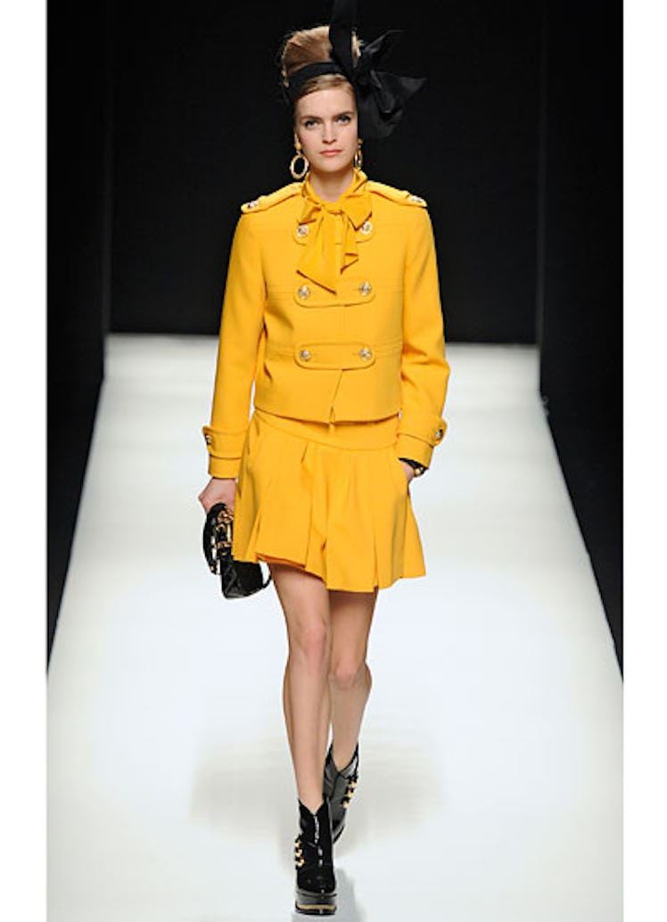 fass-moschino-fall-2012-runway-07-v.jpg