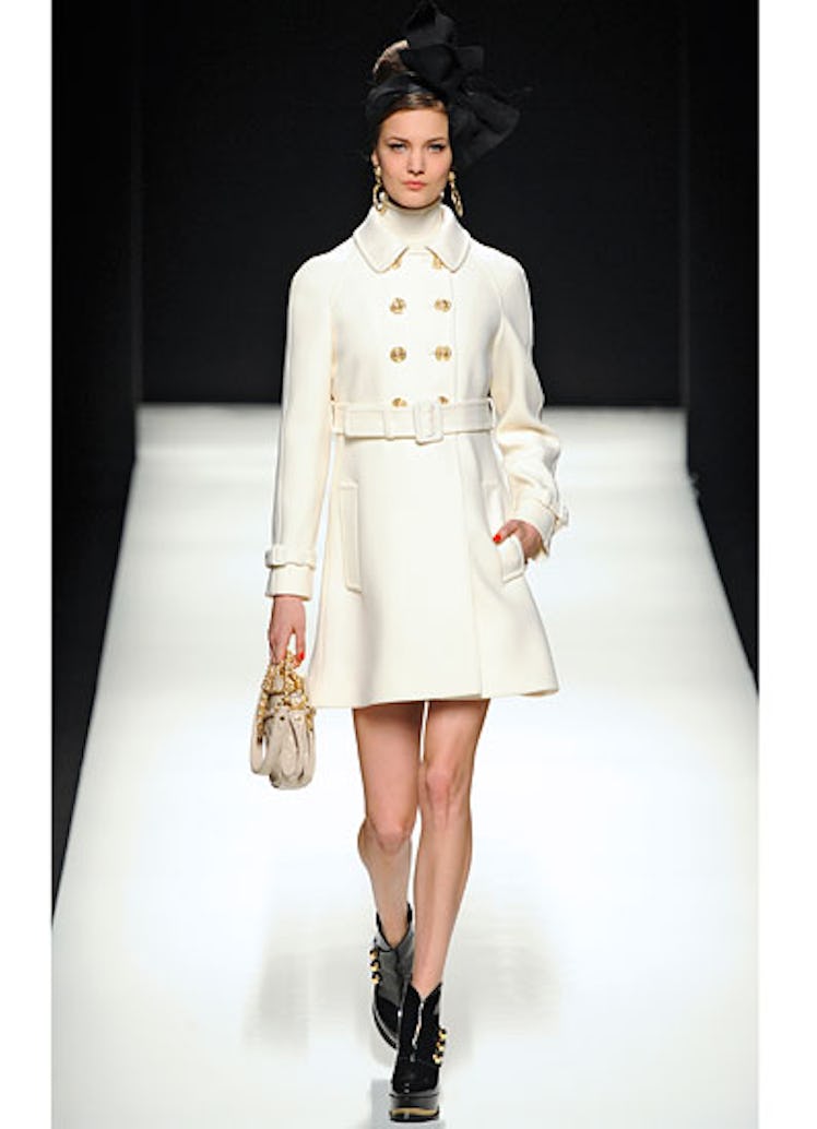 fass-moschino-fall-2012-runway-14-v.jpg