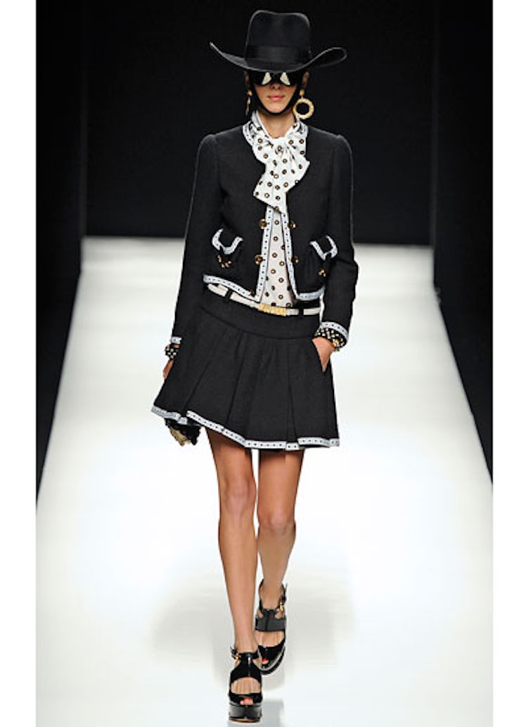 fass-moschino-fall-2012-runway-32-v.jpg