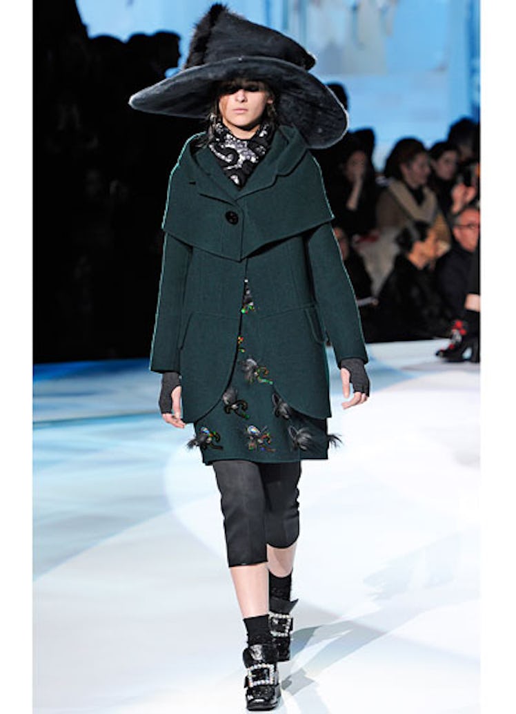 fass-marc-jacobs-fall-2012-runway-05-v.jpg