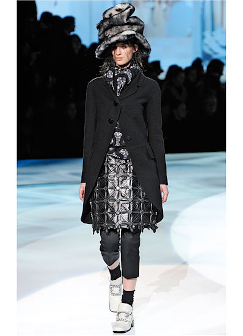 fass-marc-jacobs-fall-2012-runway-02-v.jpg