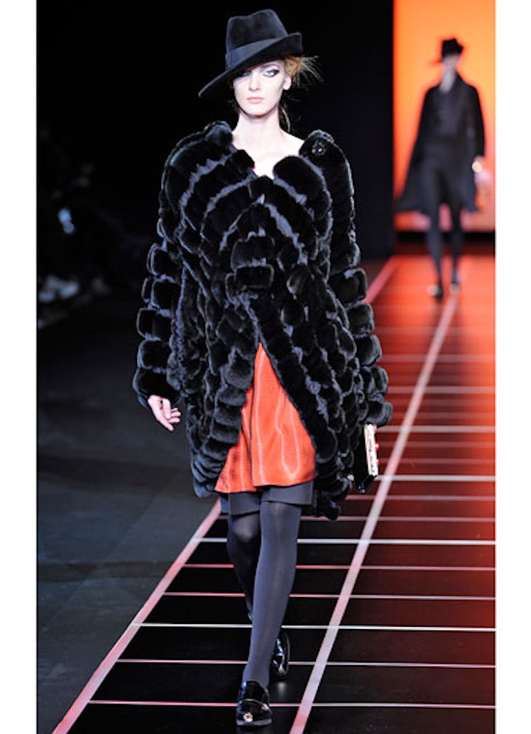 fass-giorgio-armani-fall-2012-runway-24-v.jpg