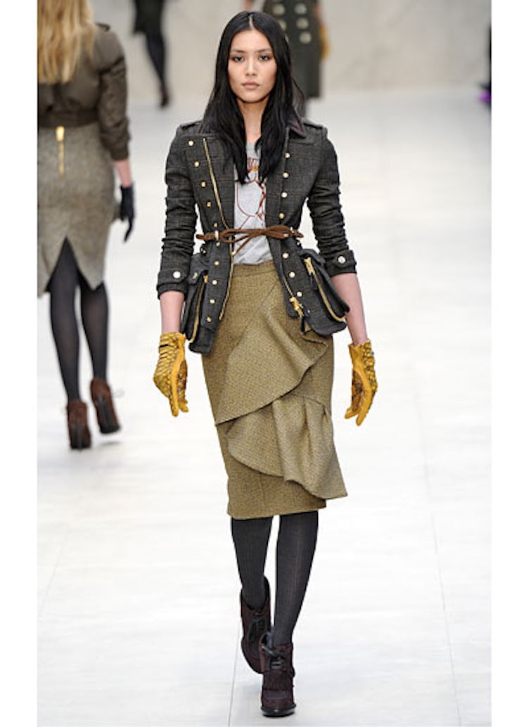 fass-burberry-fall-2012-runway-21-v.jpg