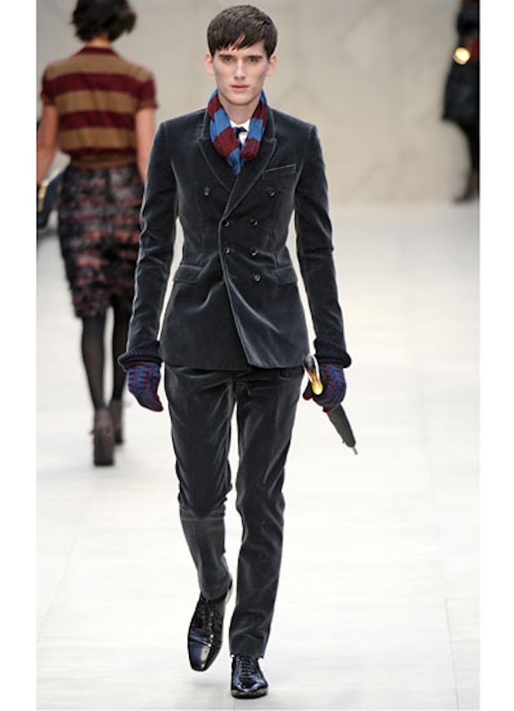 fass-burberry-fall-2012-runway-54-v.jpg