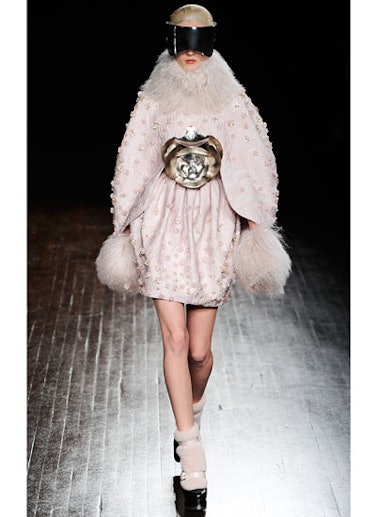 fass-alexander-mcqueen-fall-2012-runway-09-v.jpg