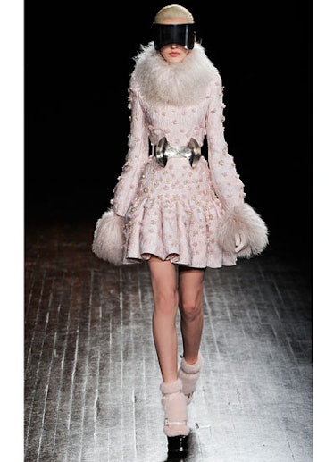 fass-alexander-mcqueen-fall-2012-runway-08-v.jpg