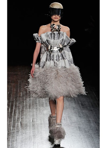 fass-alexander-mcqueen-fall-2012-runway-25-v.jpg