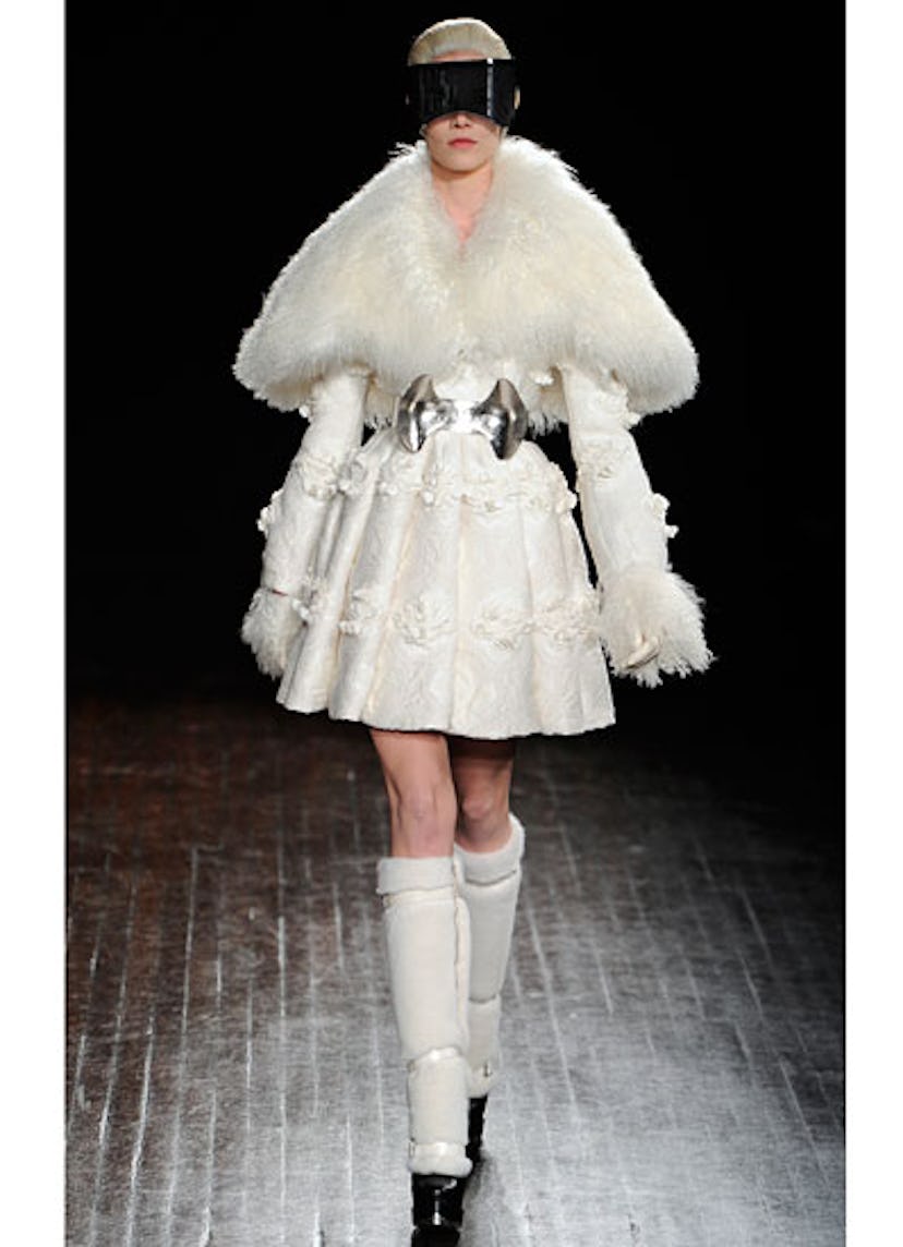 fass-alexander-mcqueen-fall-2012-runway-01-v.jpg