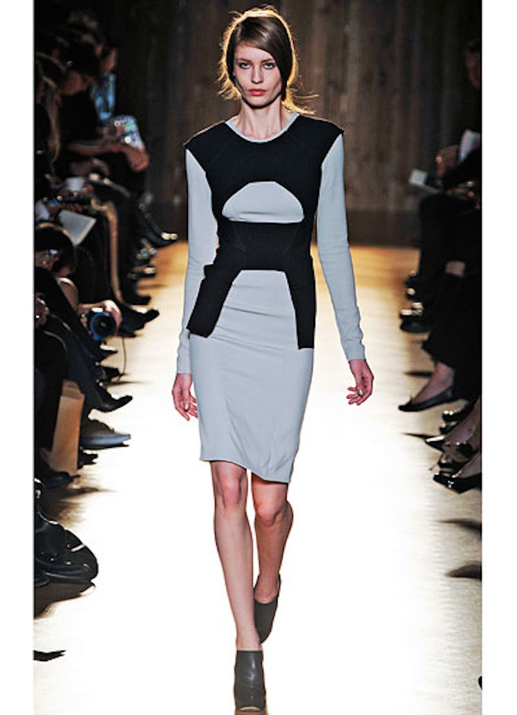 fass-roland-mouret-fall-2012-runway-06-v.jpg